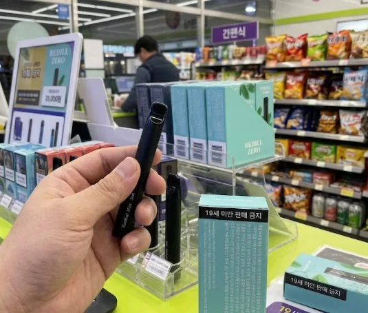 세븐일레븐 계산대 진열 스탠드의 레딜 스틱과 10,000원 가격표